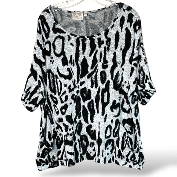 DANTELLE Animal Print Short Sleeve Lightweight Sweater Front Pockets Sz L - Picture 1 of 9